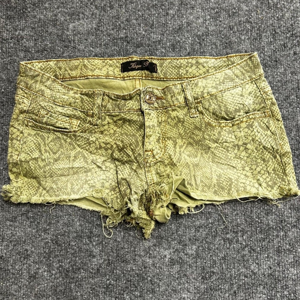 Klique B Shorts Womens Size S Green Snake Print Raw Hem Low Rise Stretch KL52